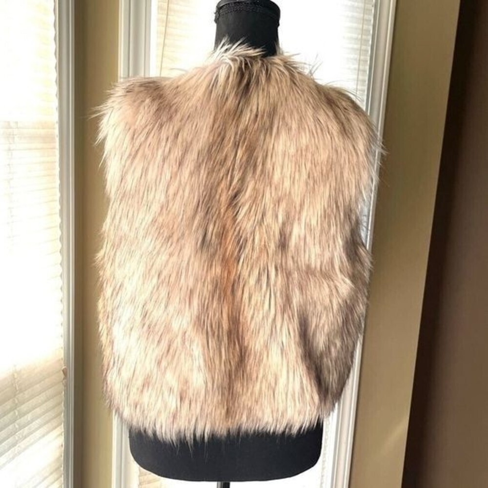 BB Dakota Faux Furry Vest NWT - Picture 2 of 3